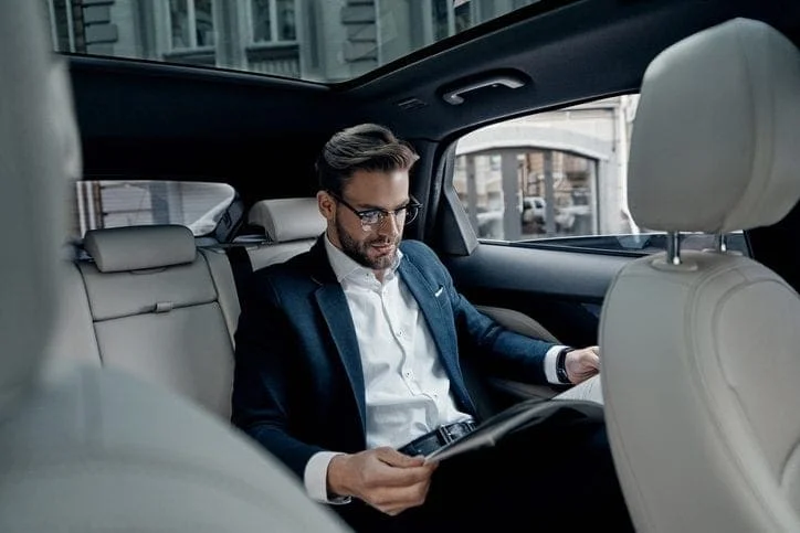 Businessman-in-back-of-Tesla-private driver taxi québec city service