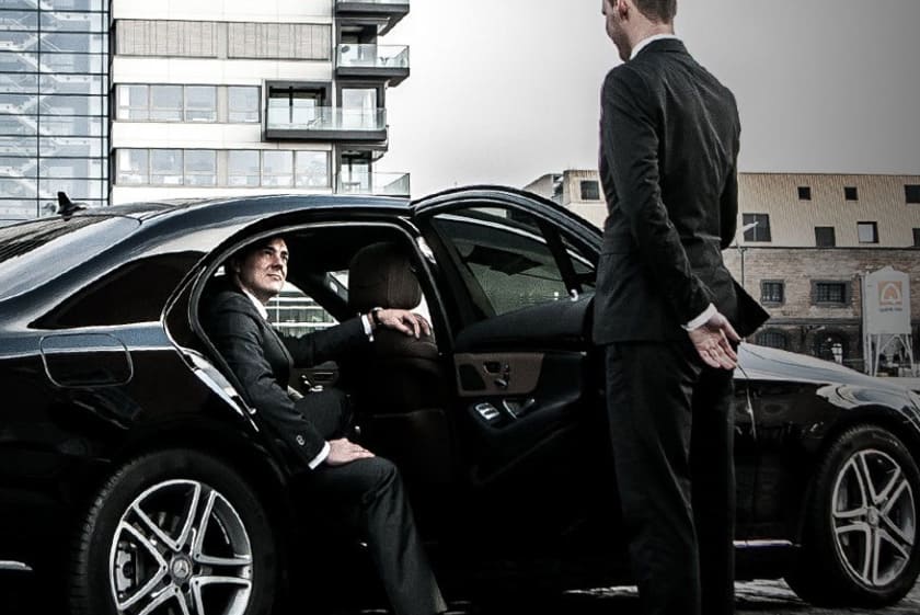 ville de québec chauffeur privé élégant luxe ouvre porte client affaire business transport